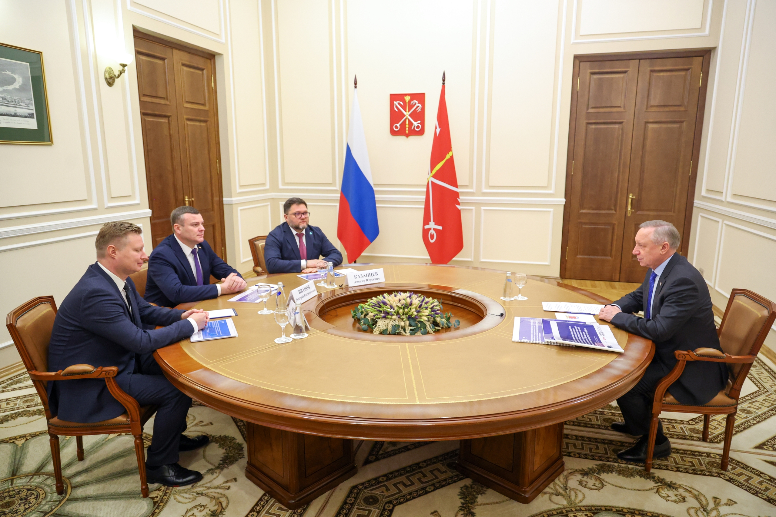 В Смольном Губернатор Санкт-Петербурга Александр Беглов провел встречу с выпускниками Программы развития муниципального кадрового управленческого резерва «Школа мэров – 2025».